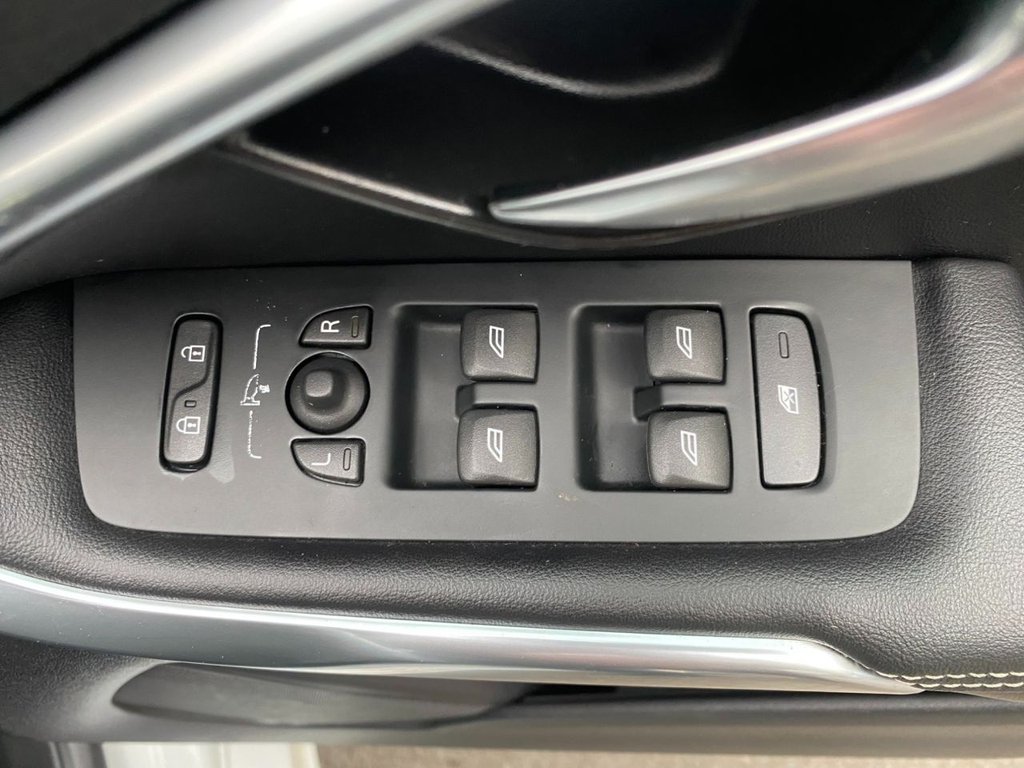 USED 2016 66 VOLVO V40 2.0 D2 R-Design Pro Hatchback 5dr Diesel Manual Euro 6 (s/s) (120 ps) DAB SAT NAV WINTER PACK