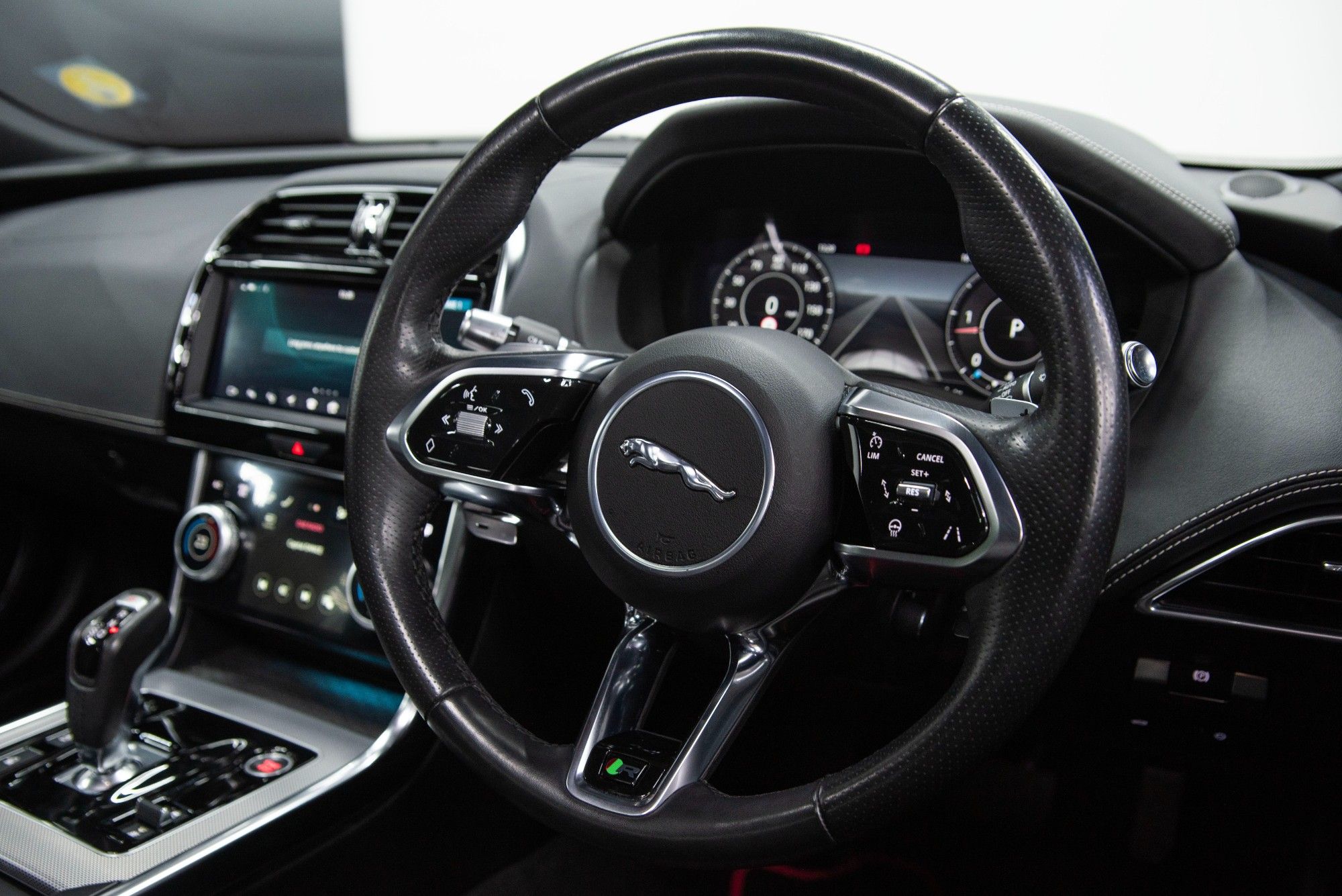 USED 2019 19 JAGUAR XE 2.0 D180 R-Dynamic HSE 