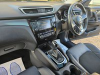 USED 2020 20 NISSAN QASHQAI 1.3 DIG-T Tekna in black with 28,400 miles, 1 owner, full service history. ULEZ compliant Euro 6 with automatic gearbox, Sat Nav, 19