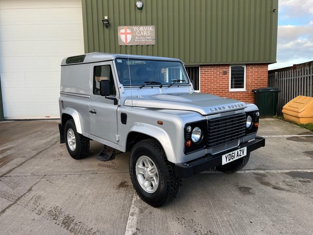2011 61 Land Rover Defender 2.4 TDCi Hard Top SUV 3dr Diesel Manual 4WD SWB Euro 4 (122 bhp)