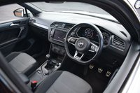 USED 2016 VOLKSWAGEN TIGUAN 2.0 TDI BlueMotion Tech R-Line SUV 5dr Diesel Manual 4Motion Euro 6 (s/s) (150 ps) PAN ROOF / POWER TAILGATE