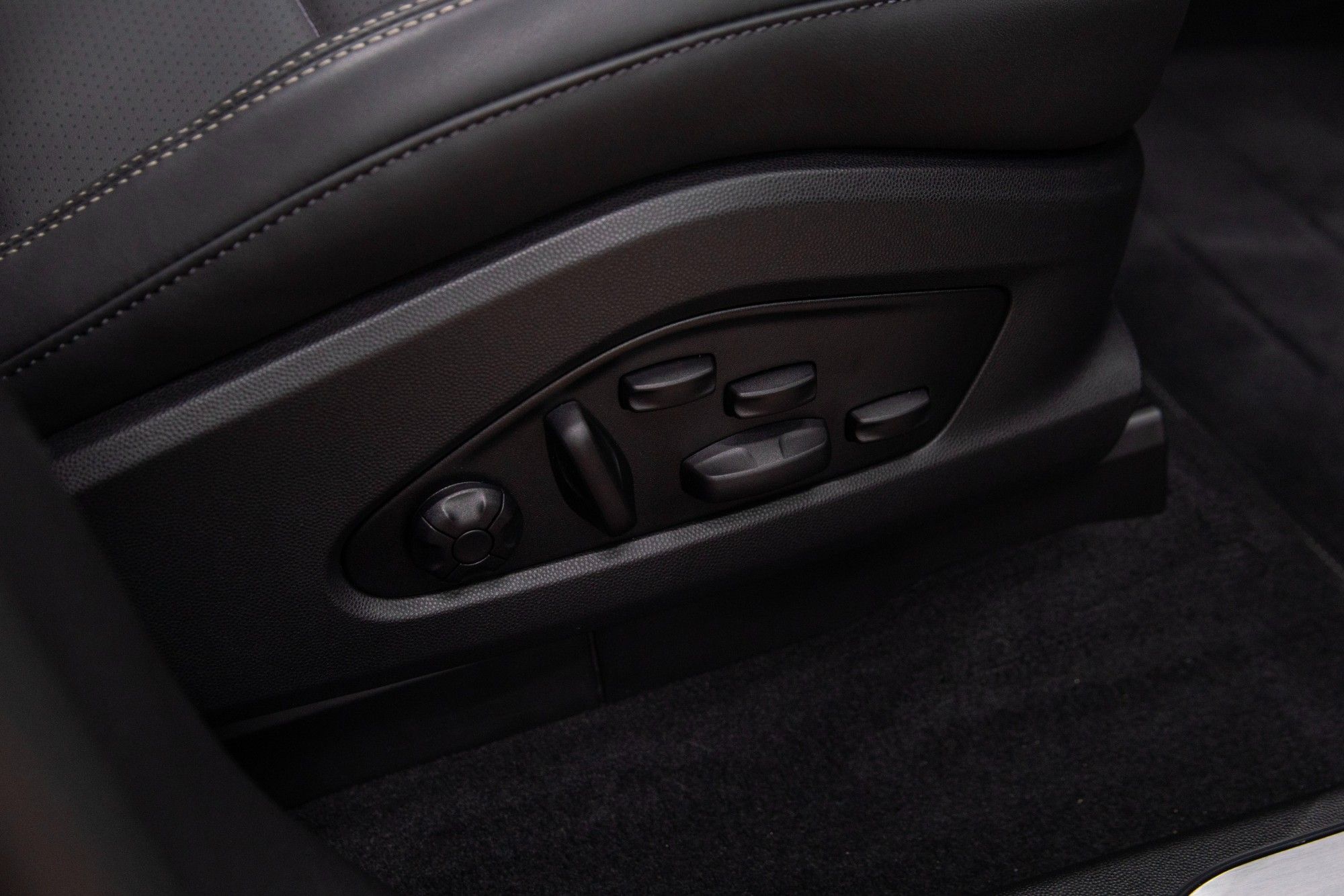 USED 2024 74 PORSCHE MACAN 100kWh Turbo Electric 