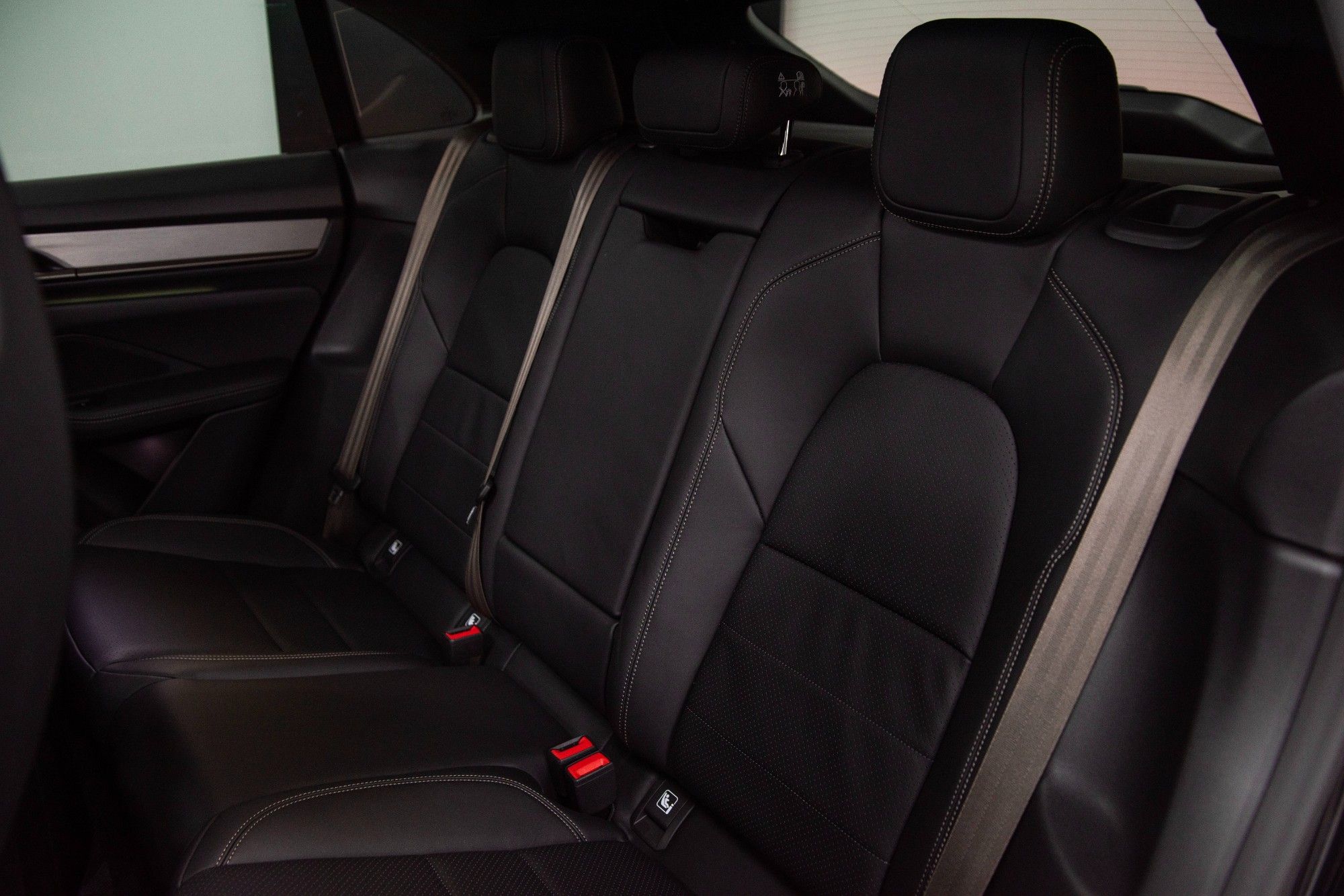 USED 2024 74 PORSCHE MACAN 100kWh Turbo Electric 