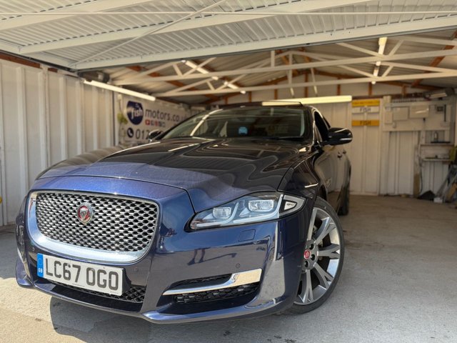 2017 67 JAGUAR XJ 3.0d V6 Premium Luxury Saloon 4dr Diesel Auto Euro 6 (s/s) (300 ps)+FSH+2 KEYS+FULL LEATHER+NAVIGATION+PANORAMIC SUNROOF+ 2 KEYS+FSH+PANORAMIC SUNROOF+FULL LEATHER HEATED SEATS+BLUETOOTH+MEDIA+20" ALLOYS+PRIVACY+NAVIGATION+REVERSE CAMERA+PARKING AID+CLIMATE+CRUISE+HPI CLEAR