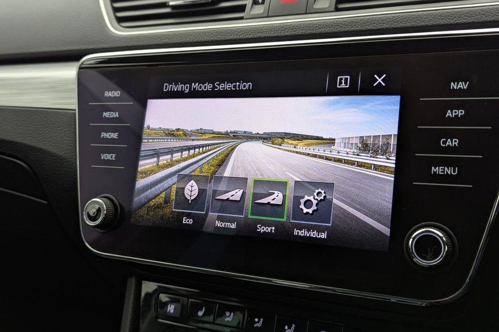 USED 2020 69 SKODA SUPERB 2.0 TDI SE Technology Hatchback 5dr Diesel DSG Euro 6 (s/s) (150 ps) Sat Nav Apple Car Play