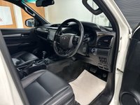 USED 2022 72 TOYOTA HILUX 2.8 D-4D Invincible X Pickup Double Cab 4dr Diesel Auto 4WD Euro 6 (s/s) (204 ps) *FANTASTIC CONDITION INSIDE & OUT*