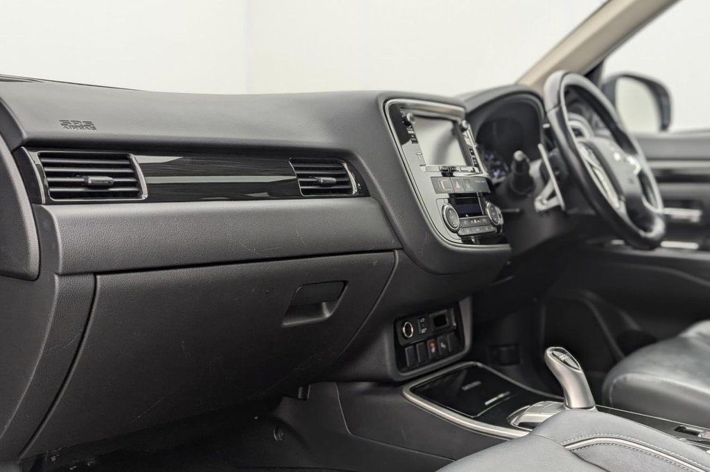 USED 2017 17 MITSUBISHI OUTLANDER 2.0h 12kWh 4hs SUV 5dr Petrol Plug-in Hybrid CVT 4WD Euro 6 (s/s) (200 ps) Sat Nav Sunroof