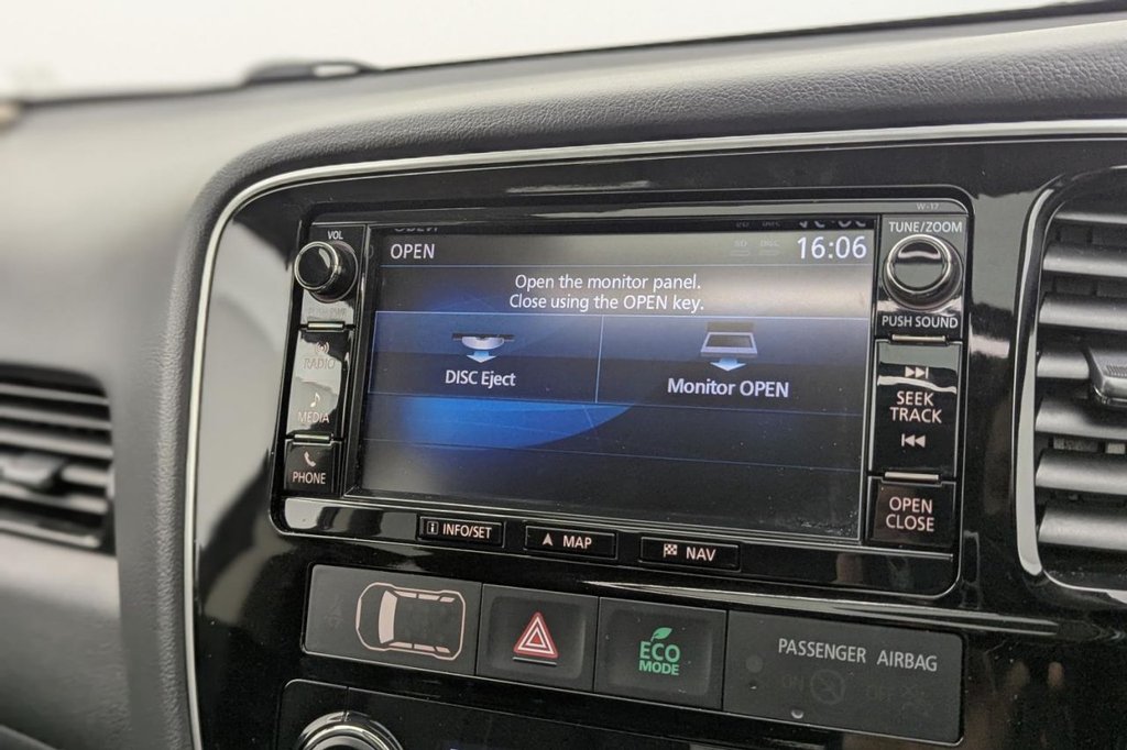 USED 2017 17 MITSUBISHI OUTLANDER 2.0h 12kWh 4hs SUV 5dr Petrol Plug-in Hybrid CVT 4WD Euro 6 (s/s) (200 ps) Sat Nav Sunroof