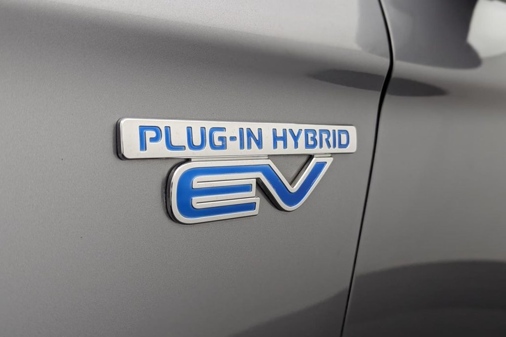 USED 2017 17 MITSUBISHI OUTLANDER 2.0h 12kWh 4hs SUV 5dr Petrol Plug-in Hybrid CVT 4WD Euro 6 (s/s) (200 ps) Sat Nav Sunroof