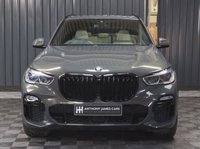USED 2021 21 BMW X5 3.0 40d MHT M Sport SUV 5dr Diesel Hybrid Auto xDrive Euro 6 (s/s) (340 ps) HUGE SPEC, M SPORT PRO PACKAGE - COMFORT PACKAGE - TECHNOLOGY PACKAGE - VISIBILITY PACK - SKY LOUNGE PANORAMIC ROOF SYSTEM - DRAVIT GREY - CREAM INTERIOR - HEATED CUP HOLDERS - CAR PLAY - 12 MONTH WARRANTY - FULL SERVICE HISTORY