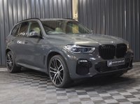 USED 2021 21 BMW X5 3.0 40d MHT M Sport SUV 5dr Diesel Hybrid Auto xDrive Euro 6 (s/s) (340 ps) HUGE SPEC, M SPORT PRO PACKAGE - COMFORT PACKAGE - TECHNOLOGY PACKAGE - VISIBILITY PACK - SKY LOUNGE PANORAMIC ROOF SYSTEM - DRAVIT GREY - CREAM INTERIOR - HEATED CUP HOLDERS - CAR PLAY - 12 MONTH WARRANTY - FULL SERVICE HISTORY