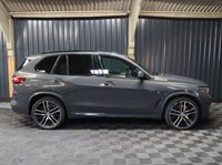 USED 2021 21 BMW X5 3.0 40d MHT M Sport SUV 5dr Diesel Hybrid Auto xDrive Euro 6 (s/s) (340 ps) HUGE SPEC, M SPORT PRO PACKAGE - COMFORT PACKAGE - TECHNOLOGY PACKAGE - VISIBILITY PACK - SKY LOUNGE PANORAMIC ROOF SYSTEM - DRAVIT GREY - CREAM INTERIOR - HEATED CUP HOLDERS - CAR PLAY - 12 MONTH WARRANTY - FULL SERVICE HISTORY