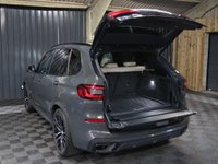 USED 2021 21 BMW X5 3.0 40d MHT M Sport SUV 5dr Diesel Hybrid Auto xDrive Euro 6 (s/s) (340 ps) HUGE SPEC, M SPORT PRO PACKAGE - COMFORT PACKAGE - TECHNOLOGY PACKAGE - VISIBILITY PACK - SKY LOUNGE PANORAMIC ROOF SYSTEM - DRAVIT GREY - CREAM INTERIOR - HEATED CUP HOLDERS - CAR PLAY - 12 MONTH WARRANTY - FULL SERVICE HISTORY