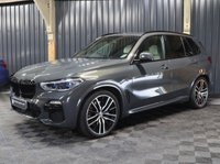 USED 2021 21 BMW X5 3.0 40d MHT M Sport SUV 5dr Diesel Hybrid Auto xDrive Euro 6 (s/s) (340 ps) HUGE SPEC, M SPORT PRO PACKAGE - COMFORT PACKAGE - TECHNOLOGY PACKAGE - VISIBILITY PACK - SKY LOUNGE PANORAMIC ROOF SYSTEM - DRAVIT GREY - CREAM INTERIOR - HEATED CUP HOLDERS - CAR PLAY - 12 MONTH WARRANTY - FULL SERVICE HISTORY