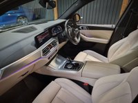 USED 2021 21 BMW X5 3.0 40d MHT M Sport SUV 5dr Diesel Hybrid Auto xDrive Euro 6 (s/s) (340 ps) HUGE SPEC, M SPORT PRO PACKAGE - COMFORT PACKAGE - TECHNOLOGY PACKAGE - VISIBILITY PACK - SKY LOUNGE PANORAMIC ROOF SYSTEM - DRAVIT GREY - CREAM INTERIOR - HEATED CUP HOLDERS - CAR PLAY - 12 MONTH WARRANTY - FULL SERVICE HISTORY
