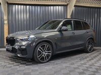 USED 2021 21 BMW X5 3.0 40d MHT M Sport SUV 5dr Diesel Hybrid Auto xDrive Euro 6 (s/s) (340 ps) HUGE SPEC, M SPORT PRO PACKAGE - COMFORT PACKAGE - TECHNOLOGY PACKAGE - VISIBILITY PACK - SKY LOUNGE PANORAMIC ROOF SYSTEM - DRAVIT GREY - CREAM INTERIOR - HEATED CUP HOLDERS - CAR PLAY - 12 MONTH WARRANTY - FULL SERVICE HISTORY