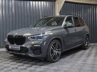 USED 2021 21 BMW X5 3.0 40d MHT M Sport SUV 5dr Diesel Hybrid Auto xDrive Euro 6 (s/s) (340 ps) HUGE SPEC, M SPORT PRO PACKAGE - COMFORT PACKAGE - TECHNOLOGY PACKAGE - VISIBILITY PACK - SKY LOUNGE PANORAMIC ROOF SYSTEM - DRAVIT GREY - CREAM INTERIOR - HEATED CUP HOLDERS - CAR PLAY - 12 MONTH WARRANTY - FULL SERVICE HISTORY