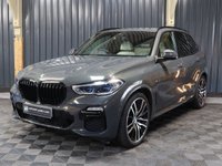 USED 2021 21 BMW X5 3.0 40d MHT M Sport SUV 5dr Diesel Hybrid Auto xDrive Euro 6 (s/s) (340 ps) HUGE SPEC, M SPORT PRO PACKAGE - COMFORT PACKAGE - TECHNOLOGY PACKAGE - VISIBILITY PACK - SKY LOUNGE PANORAMIC ROOF SYSTEM - DRAVIT GREY - CREAM INTERIOR - HEATED CUP HOLDERS - CAR PLAY - 12 MONTH WARRANTY - FULL SERVICE HISTORY