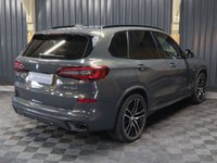 USED 2021 21 BMW X5 3.0 40d MHT M Sport SUV 5dr Diesel Hybrid Auto xDrive Euro 6 (s/s) (340 ps) HUGE SPEC, M SPORT PRO PACKAGE - COMFORT PACKAGE - TECHNOLOGY PACKAGE - VISIBILITY PACK - SKY LOUNGE PANORAMIC ROOF SYSTEM - DRAVIT GREY - CREAM INTERIOR - HEATED CUP HOLDERS - CAR PLAY - 12 MONTH WARRANTY - FULL SERVICE HISTORY