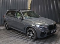 USED 2021 21 BMW X5 3.0 40d MHT M Sport SUV 5dr Diesel Hybrid Auto xDrive Euro 6 (s/s) (340 ps) HUGE SPEC, M SPORT PRO PACKAGE - COMFORT PACKAGE - TECHNOLOGY PACKAGE - VISIBILITY PACK - SKY LOUNGE PANORAMIC ROOF SYSTEM - DRAVIT GREY - CREAM INTERIOR - HEATED CUP HOLDERS - CAR PLAY - 12 MONTH WARRANTY - FULL SERVICE HISTORY