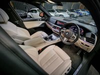 USED 2021 21 BMW X5 3.0 40d MHT M Sport SUV 5dr Diesel Hybrid Auto xDrive Euro 6 (s/s) (340 ps) HUGE SPEC, M SPORT PRO PACKAGE - COMFORT PACKAGE - TECHNOLOGY PACKAGE - VISIBILITY PACK - SKY LOUNGE PANORAMIC ROOF SYSTEM - DRAVIT GREY - CREAM INTERIOR - HEATED CUP HOLDERS - CAR PLAY - 12 MONTH WARRANTY - FULL SERVICE HISTORY