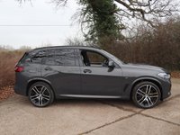 USED 2021 21 BMW X5 3.0 40d MHT M Sport SUV 5dr Diesel Hybrid Auto xDrive Euro 6 (s/s) (340 ps) HUGE SPEC, M SPORT PRO PACKAGE - COMFORT PACKAGE - TECHNOLOGY PACKAGE - VISIBILITY PACK - SKY LOUNGE PANORAMIC ROOF SYSTEM - DRAVIT GREY - CREAM INTERIOR - HEATED CUP HOLDERS - CAR PLAY - 12 MONTH WARRANTY - FULL SERVICE HISTORY