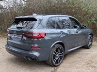 USED 2021 21 BMW X5 3.0 40d MHT M Sport SUV 5dr Diesel Hybrid Auto xDrive Euro 6 (s/s) (340 ps) HUGE SPEC, M SPORT PRO PACKAGE - COMFORT PACKAGE - TECHNOLOGY PACKAGE - VISIBILITY PACK - SKY LOUNGE PANORAMIC ROOF SYSTEM - DRAVIT GREY - CREAM INTERIOR - HEATED CUP HOLDERS - CAR PLAY - 12 MONTH WARRANTY - FULL SERVICE HISTORY