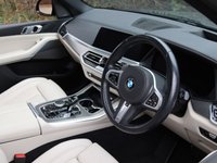 USED 2021 21 BMW X5 3.0 40d MHT M Sport SUV 5dr Diesel Hybrid Auto xDrive Euro 6 (s/s) (340 ps) HUGE SPEC, M SPORT PRO PACKAGE - COMFORT PACKAGE - TECHNOLOGY PACKAGE - VISIBILITY PACK - SKY LOUNGE PANORAMIC ROOF SYSTEM - DRAVIT GREY - CREAM INTERIOR - HEATED CUP HOLDERS - CAR PLAY - 12 MONTH WARRANTY - FULL SERVICE HISTORY