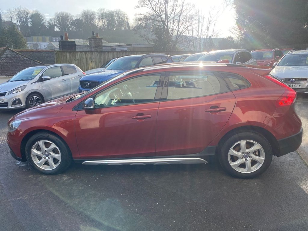USED 2014 63 VOLVO V40 CROSS COUNTRY 2.0 D3 SE Hatchback 5dr Diesel Manual Euro 5 (s/s) (150 ps) WINTER PK DAB REAR PARK ASSIST