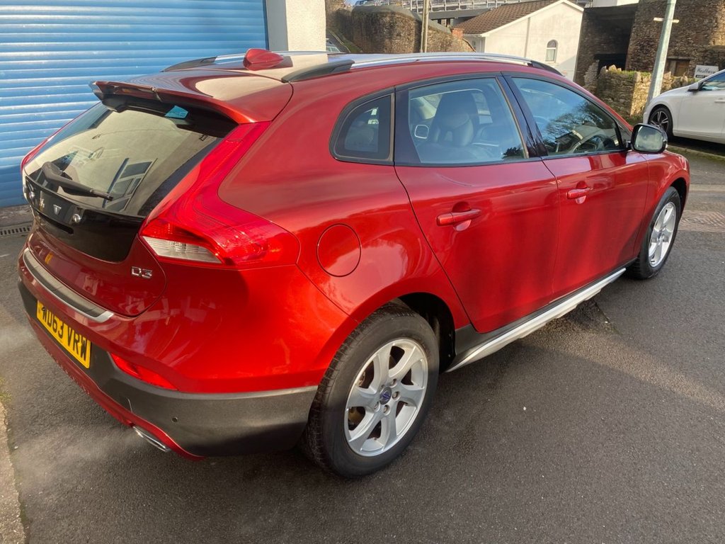 USED 2014 63 VOLVO V40 CROSS COUNTRY 2.0 D3 SE Hatchback 5dr Diesel Manual Euro 5 (s/s) (150 ps) WINTER PK DAB REAR PARK ASSIST