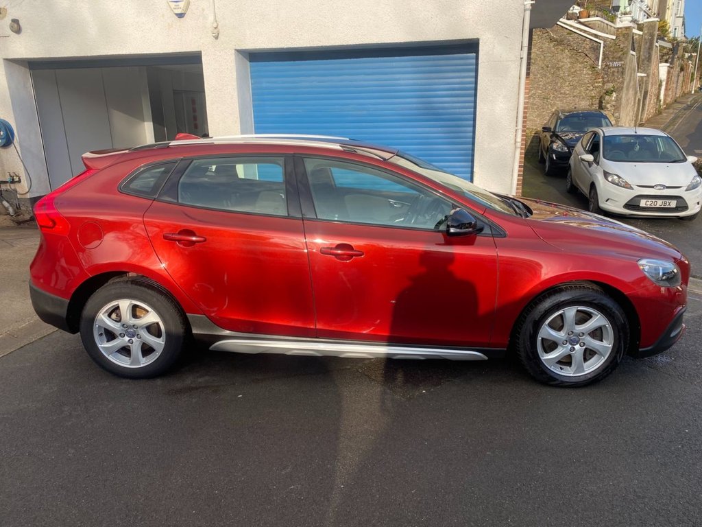 USED 2014 63 VOLVO V40 CROSS COUNTRY 2.0 D3 SE Hatchback 5dr Diesel Manual Euro 5 (s/s) (150 ps) WINTER PK DAB REAR PARK ASSIST
