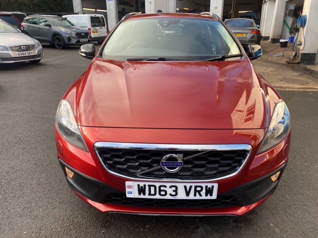 USED 2014 63 VOLVO V40 CROSS COUNTRY 2.0 D3 SE Hatchback 5dr Diesel Manual Euro 5 (s/s) (150 ps) WINTER PK DAB REAR PARK ASSIST