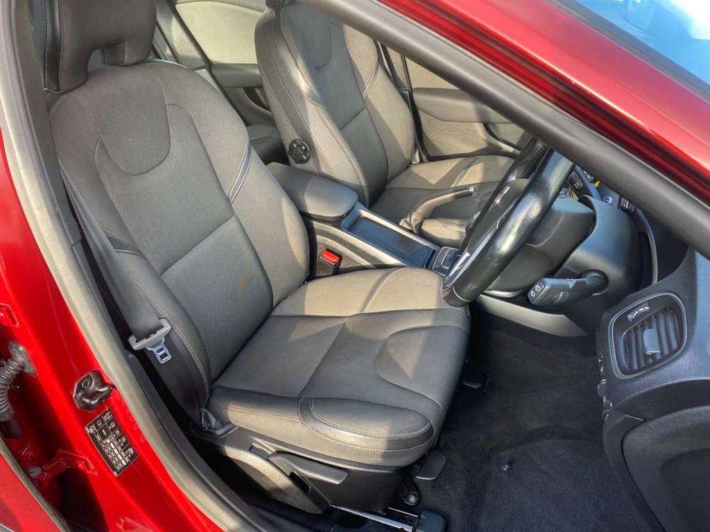 USED 2014 63 VOLVO V40 CROSS COUNTRY 2.0 D3 SE Hatchback 5dr Diesel Manual Euro 5 (s/s) (150 ps) WINTER PK DAB REAR PARK ASSIST