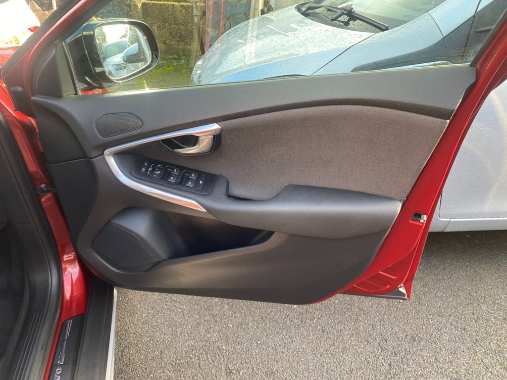 USED 2014 63 VOLVO V40 CROSS COUNTRY 2.0 D3 SE Hatchback 5dr Diesel Manual Euro 5 (s/s) (150 ps) WINTER PK DAB REAR PARK ASSIST