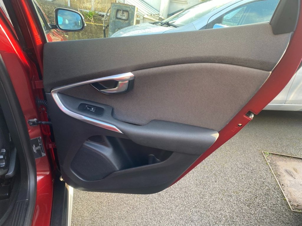 USED 2014 63 VOLVO V40 CROSS COUNTRY 2.0 D3 SE Hatchback 5dr Diesel Manual Euro 5 (s/s) (150 ps) WINTER PK DAB REAR PARK ASSIST