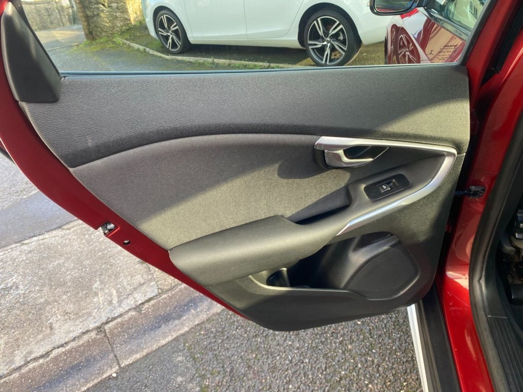 USED 2014 63 VOLVO V40 CROSS COUNTRY 2.0 D3 SE Hatchback 5dr Diesel Manual Euro 5 (s/s) (150 ps) WINTER PK DAB REAR PARK ASSIST