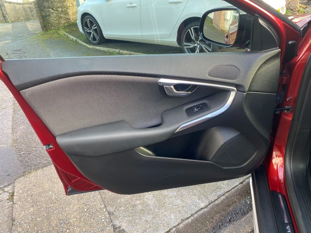 USED 2014 63 VOLVO V40 CROSS COUNTRY 2.0 D3 SE Hatchback 5dr Diesel Manual Euro 5 (s/s) (150 ps) WINTER PK DAB REAR PARK ASSIST