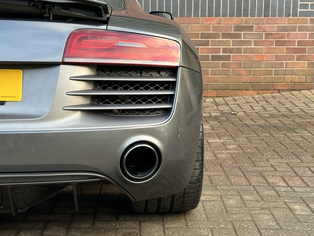 USED 2015 V AUDI R8 5.2 FSI V10 Plus Coupe 2dr Petrol S Tronic quattro Euro 5 (550 ps) FULL AUDI HISTORY|CARBON TRIM