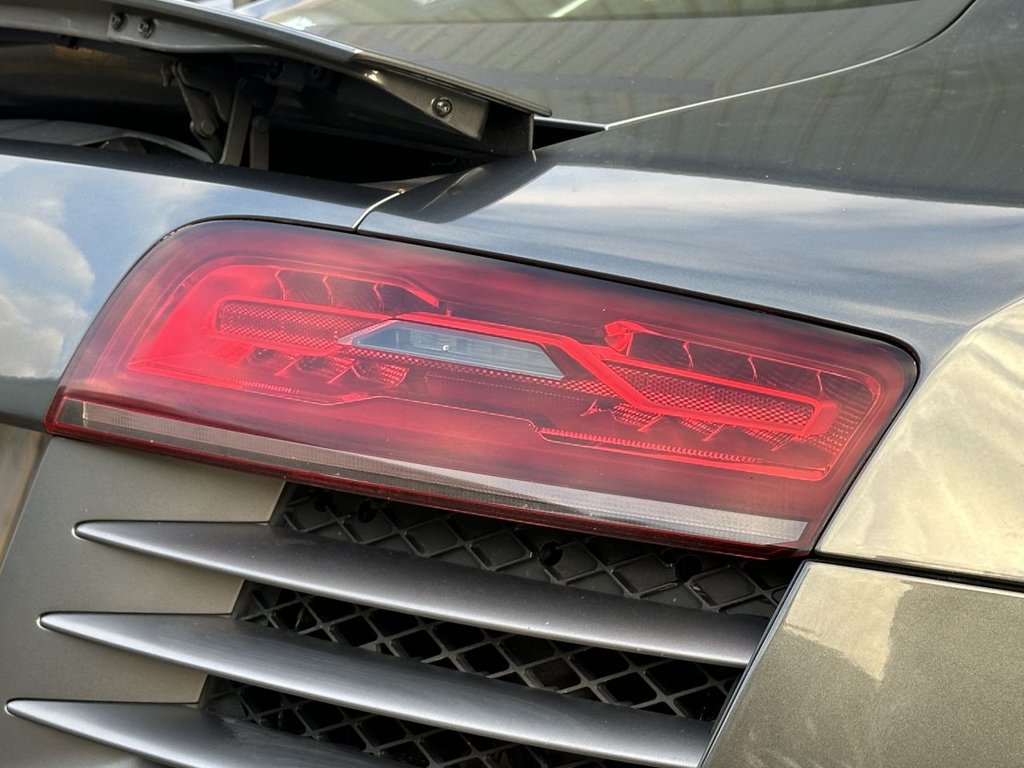 USED 2015 V AUDI R8 5.2 FSI V10 Plus Coupe 2dr Petrol S Tronic quattro Euro 5 (550 ps) FULL AUDI HISTORY|CARBON TRIM
