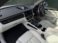 USED 2022 72 PORSCHE MACAN 2.0T SUV 5dr Petrol PDK 4WD Euro 6 (s/s) (265 ps) 