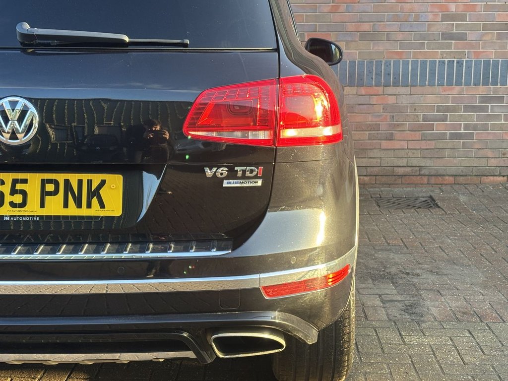 USED 2015 65 VOLKSWAGEN TOUAREG 3.0 TDI V6 BlueMotion Tech R-Line SUV 5dr Diesel Tiptronic 4WD Euro 6 (s/s) (262 ps) DYNAUDIO|PAN ROOF|TOW BAR