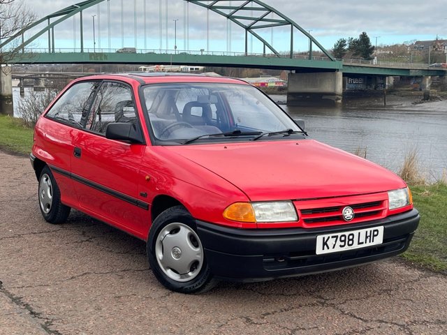 1993 ASTRA 1.4 3 DOOR MANUAL PETROL MERIT ORIGINAL EXAMPLE, JUST HAD HUGE SERVICE... photo
