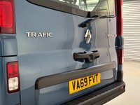 USED 2020 69 RENAULT TRAFIC 2.0 dCi ENERGY 28 Sport Nav Minibus Double Cab 5dr Diesel Manual SWB Euro 6 (s/s) (9 Seat) (120 ps) 