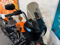 USED 2022 22 HARLEY-DAVIDSON SOFTAIL 1868 FXBBS STREET BOB 1910 MILES FROM NEW + SCREEN
