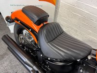 USED 2022 22 HARLEY-DAVIDSON SOFTAIL 1868 FXBBS STREET BOB 1910 MILES FROM NEW + SCREEN