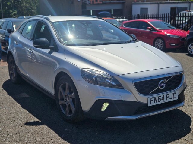 View our Volvo V40 Cross Country 1.6 D2 Lux Hatchback 5dr Diesel Powershift Euro 5 (s/s) (115 ps)