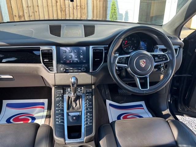 2017 PORSCHE MACAN - Photo 5
