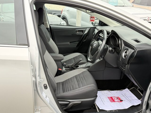 2018 TOYOTA AURIS 1.8 VVT-h Icon Tech Hatchback 5dr Petrol Hybrid CVT Euro 6 (s/s) (136 ps) - Photo 4