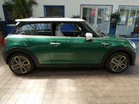 USED 2022 22 MINI Electric Hatch Cooper SE 32.6kWh Level 3 Hatchback 3dr Electric Auto (184 ps) MASSIVE SPEC SAT NAV PANORAMIC SUNROOF REAR VIEW CAMERA LEATHER HEATED SEATS HARMAN KARDON SOUND 1 OWNER SERVICE WARRANTY
