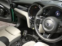 USED 2022 22 MINI Electric Hatch Cooper SE 32.6kWh Level 3 Hatchback 3dr Electric Auto (184 ps) MASSIVE SPEC SAT NAV PANORAMIC SUNROOF REAR VIEW CAMERA LEATHER HEATED SEATS HARMAN KARDON SOUND 1 OWNER SERVICE WARRANTY